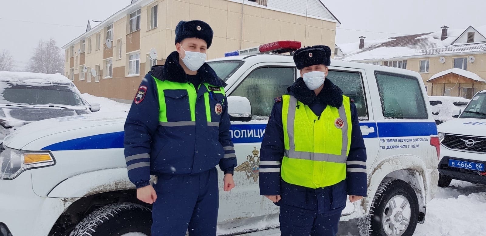 Полицейские Белоярского района спасли людей, застрявших в машине на заметённом снегом автозимнике Полицейские Белоярского района спасли людей, застрявших в машине на заметённом снегом автозимнике