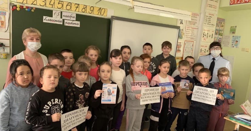 17 ноября 2021 Общественники и полицейские поговорили с детьми о безопасности на дорогах 17 ноября 2021 Общественники и полицейские поговорили с детьми о безопасности на дорогах