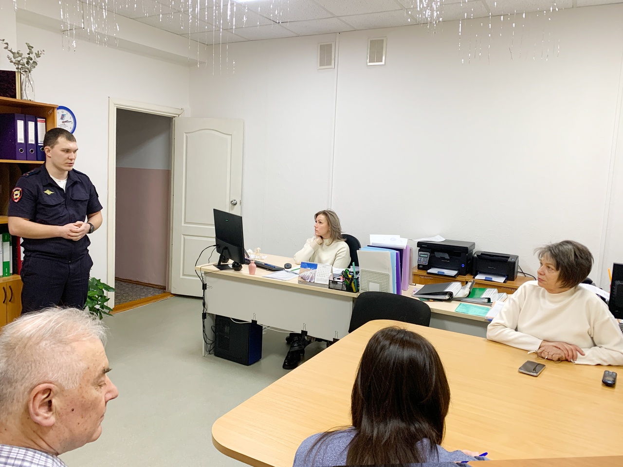 В Белоярском полицейские и общественники проводят профилактику IT-преступлений с работниками дополнительного образования В Белоярском полицейские и общественники проводят профилактику IT-преступлений с работниками дополнительного образования