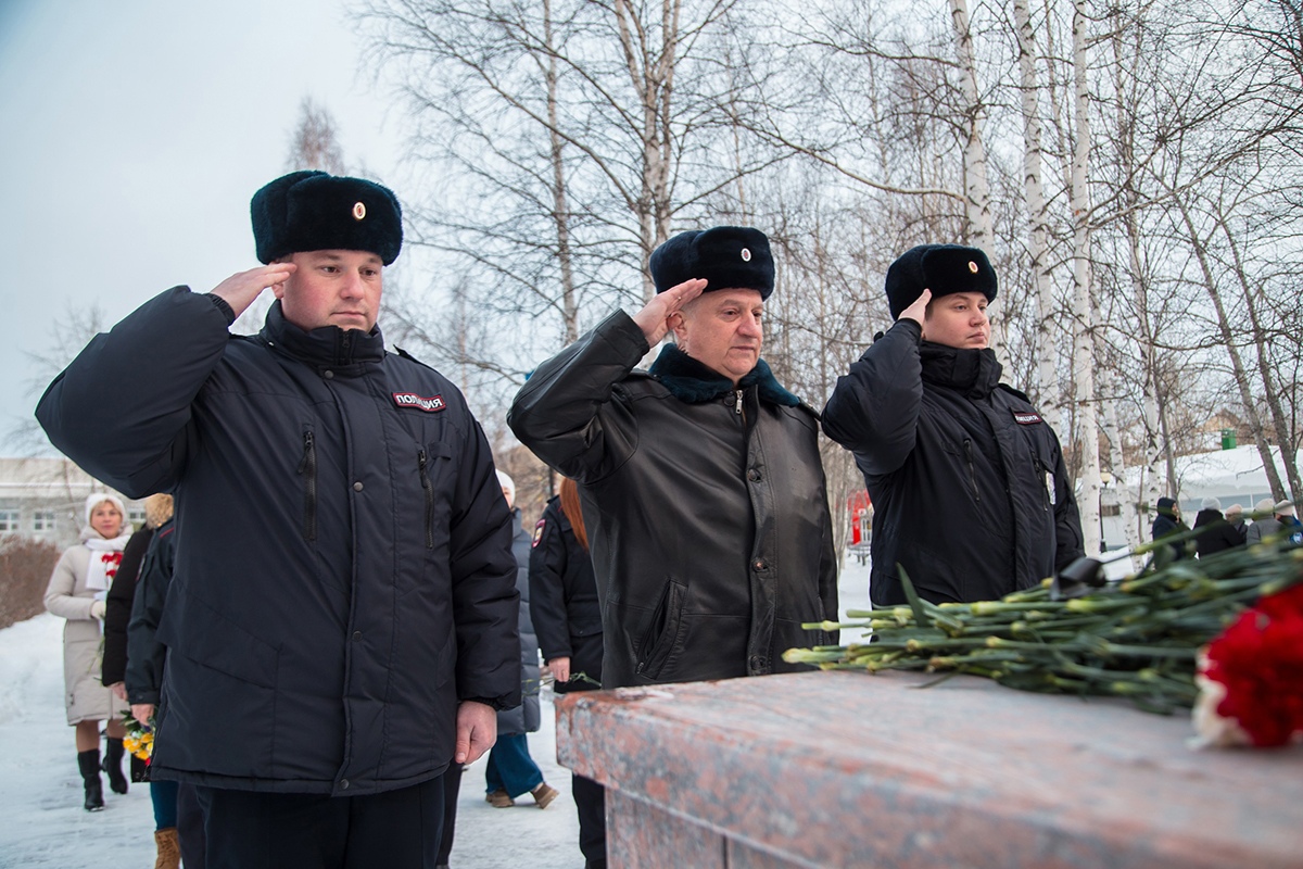 В День неизвестного солдата в Белоярском полицейские и общественники приняли участие в церемонии возложения цветов к «Вечному огню» В День неизвестного солдата в Белоярском полицейские и общественники приняли участие в церемонии возложения цветов к «Вечному огню»