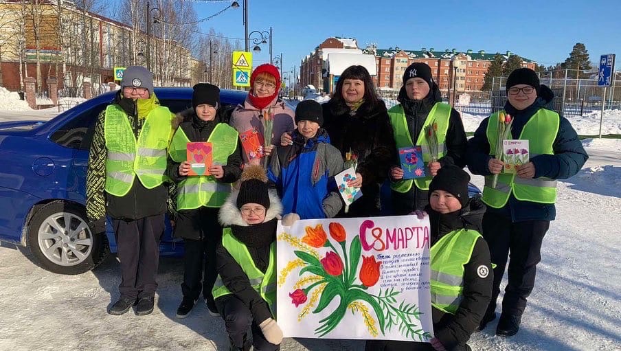 Цветы к 8 марта вручили на дорогах Белоярского Цветы к 8 марта вручили на дорогах Белоярского