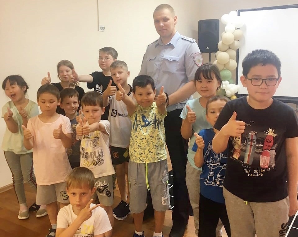 Полицейские Белоярского проводят встречи с детьми, рассказывая о безопасности летом Полицейские Белоярского проводят встречи с детьми, рассказывая о безопасности летом