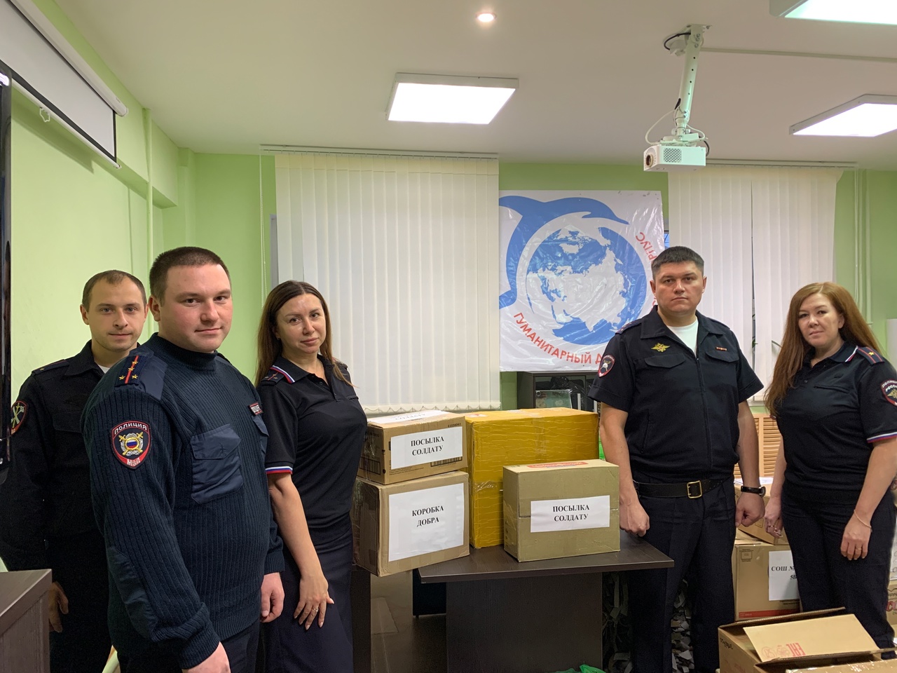 Очередную партию гуманитарного груза передали полицейские Белоярского в районный добровольческий корпус Очередную партию гуманитарного груза передали полицейские Белоярского в районный добровольческий корпус