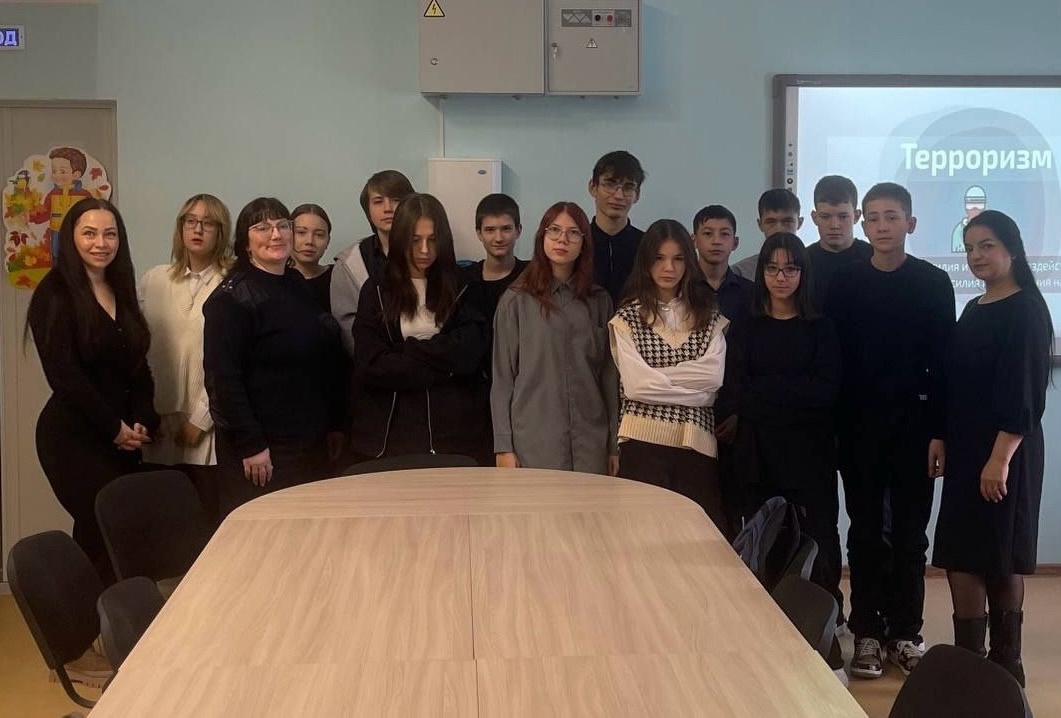 "Мы хотим в мире жить!": полицейские Белоярского продолжают профилактические беседы с подростками "Мы хотим в мире жить!": полицейские Белоярского продолжают профилактические беседы с подростками