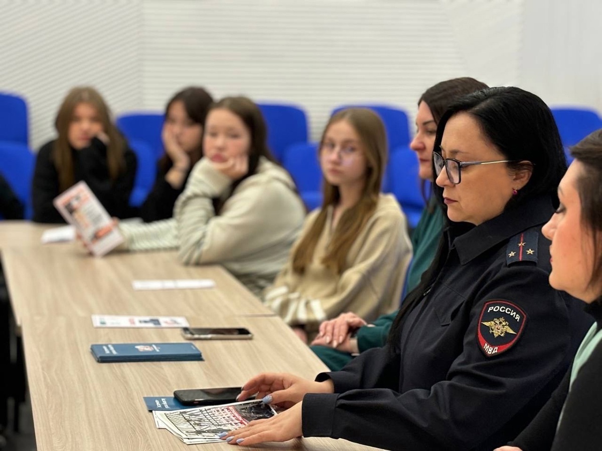 Общественники и полицейские Белоярского провели круглый стол на тему «Осторожно-терроризм!» для школьников Общественники и полицейские Белоярского провели круглый стол на тему «Осторожно-терроризм!» для школьников