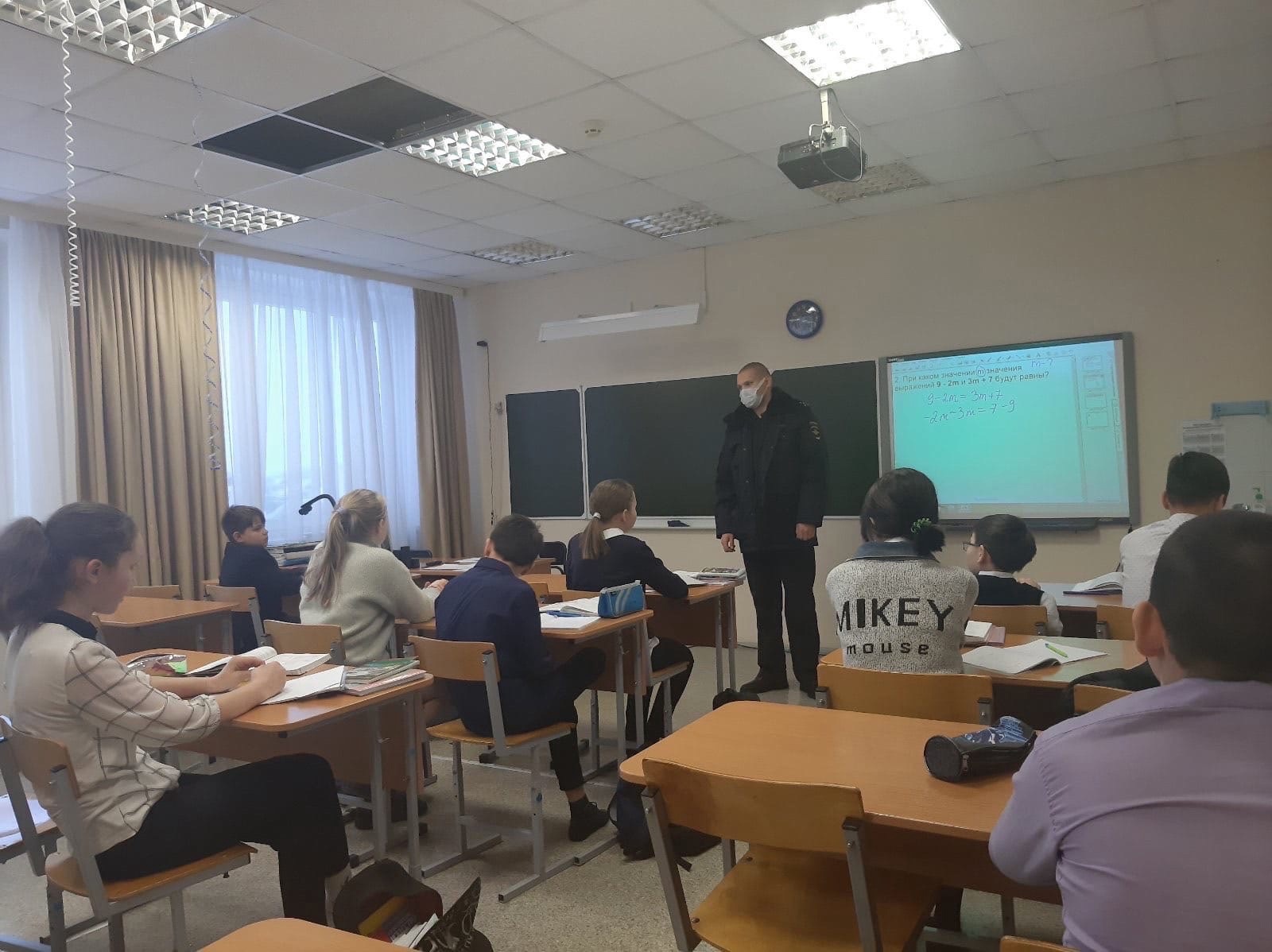 Полицейские Белоярского беседуют с подростками об их правах Полицейские Белоярского беседуют с подростками об их правах
