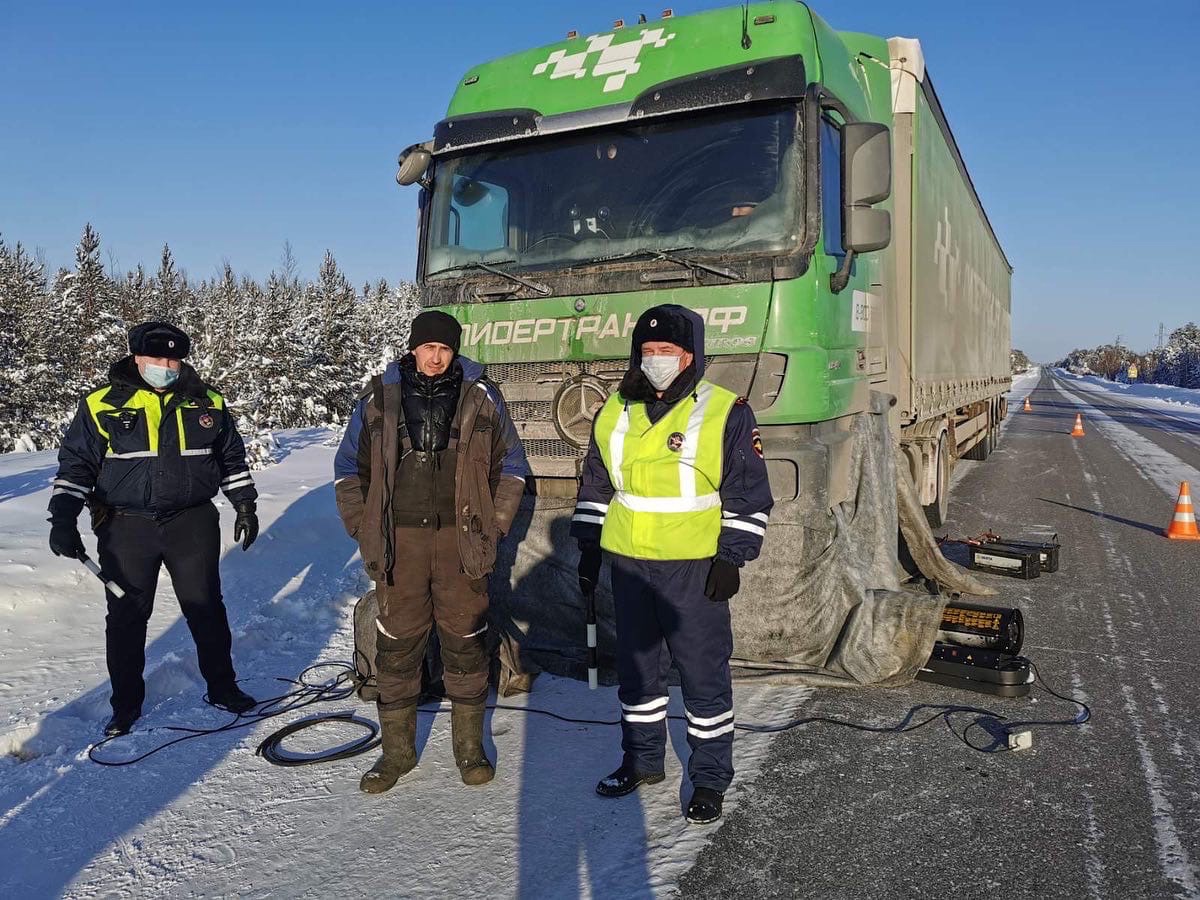 В сложных погодных условиях полицейские Белоярского помогают водителям на дорогах В сложных погодных условиях полицейские Белоярского помогают водителям на дорогах
