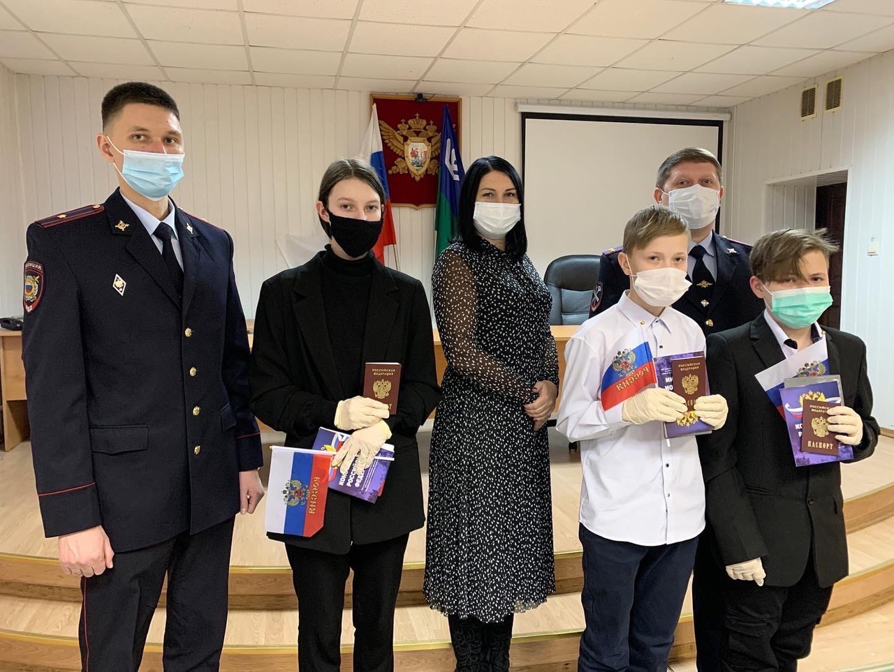 Первые паспорта гражданина РФ получили юные жители Белоярского накануне Дня Конституции России Первые паспорта гражданина РФ получили юные жители Белоярского накануне Дня Конституции России