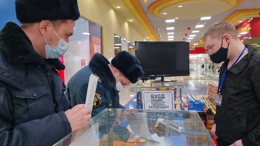 Полицейские и пожарные за безопасные праздники Полицейские и пожарные за безопасные праздники
