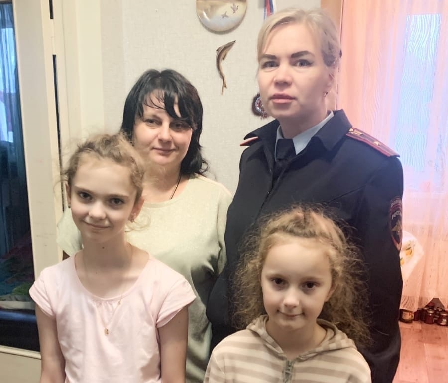 В рамках акции «Помоги пойти учиться» белоярские полицейские посетили семью, прибывшую из ЛНР В рамках акции «Помоги пойти учиться» белоярские полицейские посетили семью, прибывшую из ЛНР