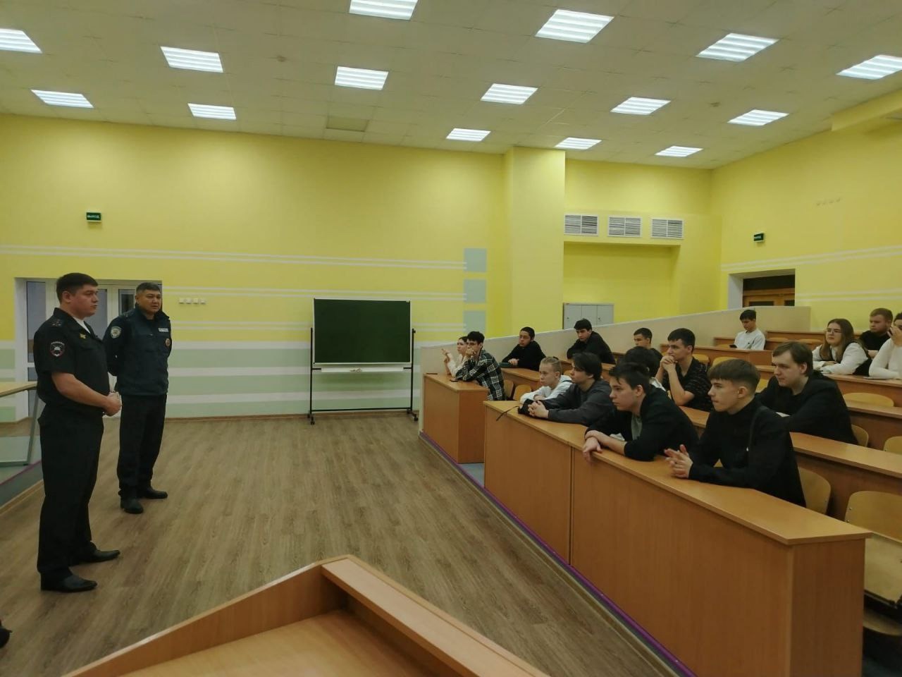 Белоярские автоинспекторы поговорили о своей профессии со студентами Белоярские автоинспекторы поговорили о своей профессии со студентами