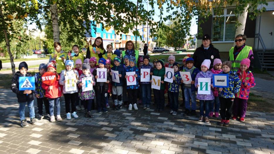 В Белоярском общественность, помощники автоинспекторов и воспитанники призвали водителей к соблюдению ПДД