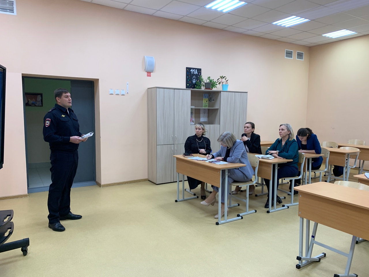 Полицейские Белоярского встретились с работниками образования Полицейские Белоярского встретились с работниками образования